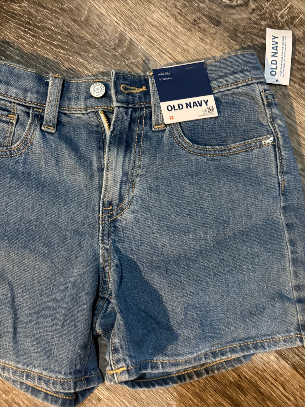 Old navy girls size 12 denim shorts with pockets. New with tag